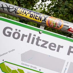 Ein Schild mit einer Karte des Görlitzer Parks.