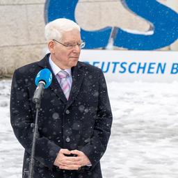 Josef Schuster und Alexander Dobrindt sprechen vor einem CSU-Schild. Es schneit.