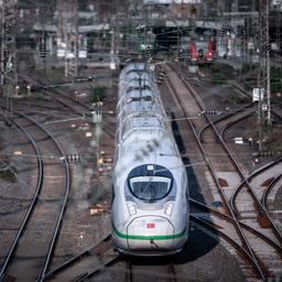 Ein ICE der Deutschen Bahn fährt auf den Gleisen