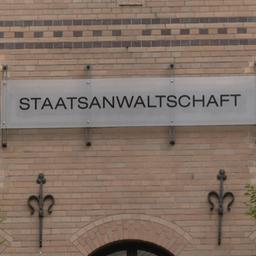 An einem Gebäude hängt ein Schild mit der Aufschrift "Staatsanwaltschaft".