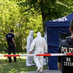 Die Polizei sichert Spuren an einem Tatort im Kleinen Tiergarten in Berlin (23.08.2019)