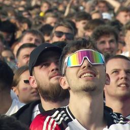 Skeptische Blicke des Publikums beim Public Viewing in Hannover (Waterloo) beim Fußball-EM (Spiel: Deutschland gegen Spanien).