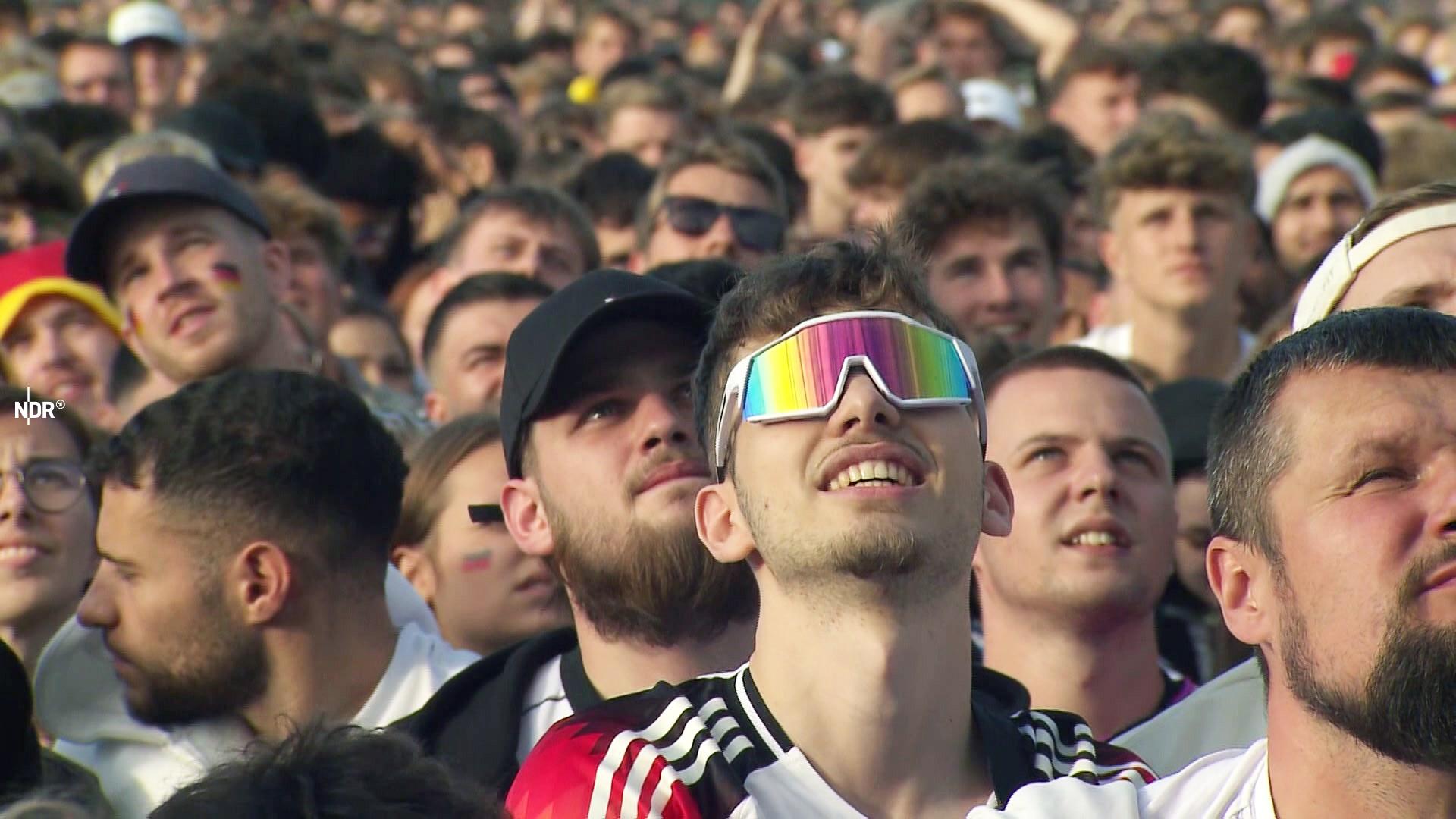 Skeptische Blicke des Publikums beim Public Viewing in Hannover (Waterloo) beim Fußball-EM (Spiel: Deutschland gegen Spanien).