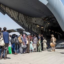 Afghanen besteigen eine US-Maschine in Kabul.