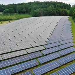 Photovoltaikanlagen auf Freiflächen an der Autobahn A93 nahe der Anschlussstelle Mainburg, Bayern.