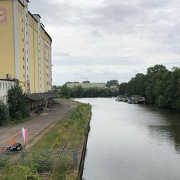 Blick auf ein Industriegelände am Hafen von Hameln.