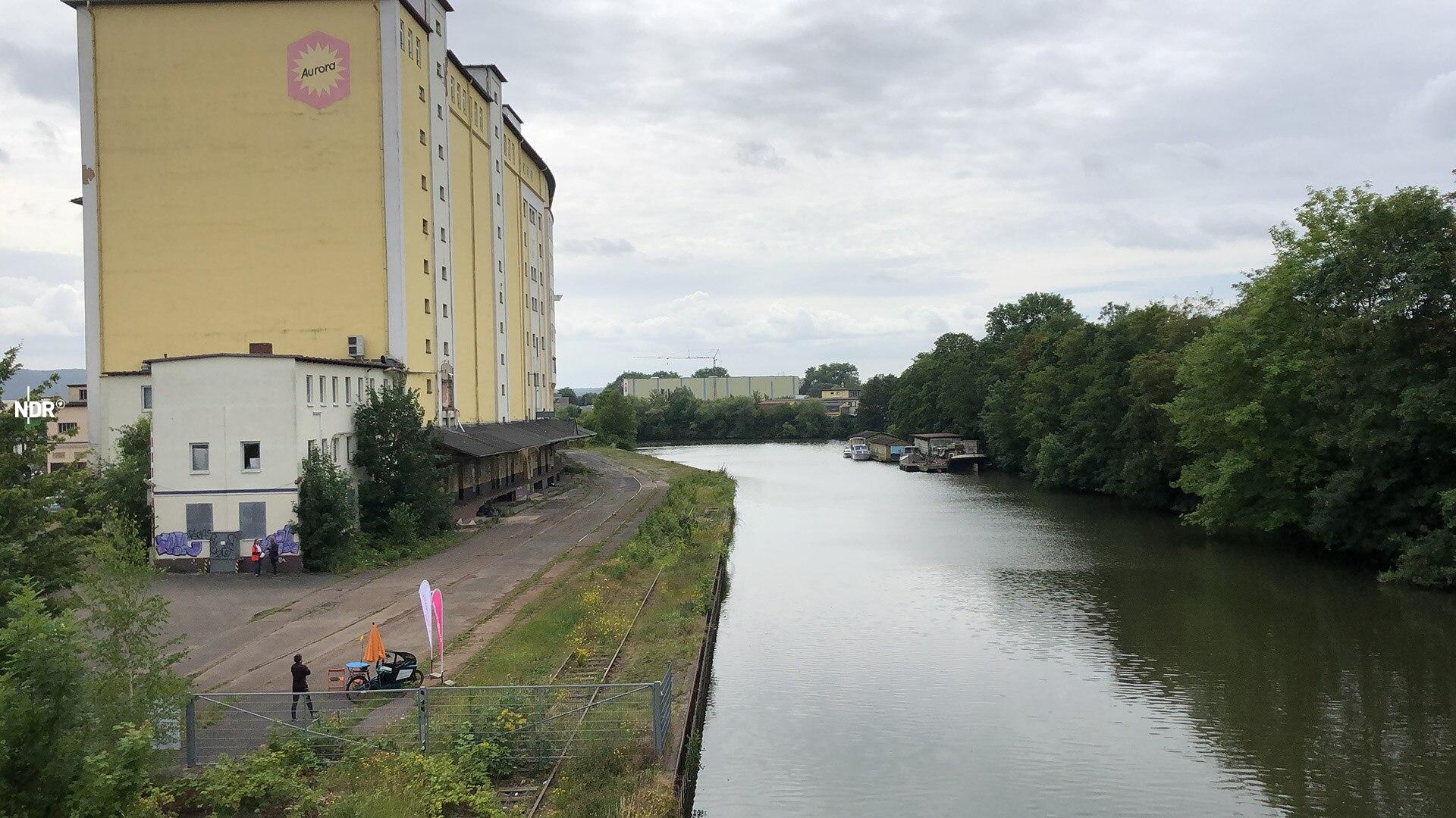 Blick auf ein Industriegelände am Hafen von Hameln.