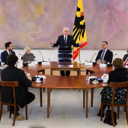 Frank-Walter Steinmeier spricht bei einem Runden Tisch im Schloss Bellevue.