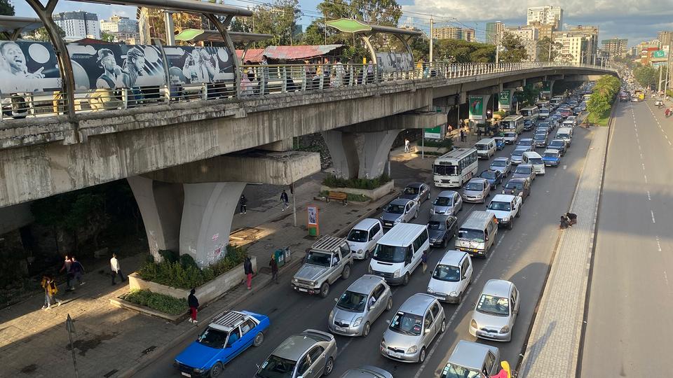 Eine viel befahrende dreispurige Autobahn in Äthiopiens Hauptstadt Addis Abeba.