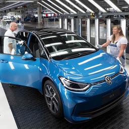 Ein Modell der neuen Generation des ID.3 steht zur Endabnahme im Lichttunnel im Werk von Volkswagen in Zwickau.