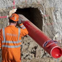 Ein Leerrohr der geplanten Stromautobahn Suedlink ragt vor dem Umspannwerk Großgartach in der Nähe von Heilbronn aus einem kleinen Tunnel. (Archivbild vom 23.2.2021)