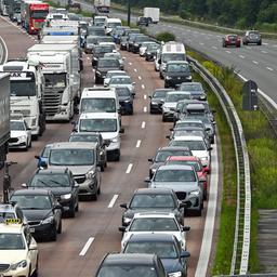 Fahrzeuge stehen im Stau auf der Autobahn