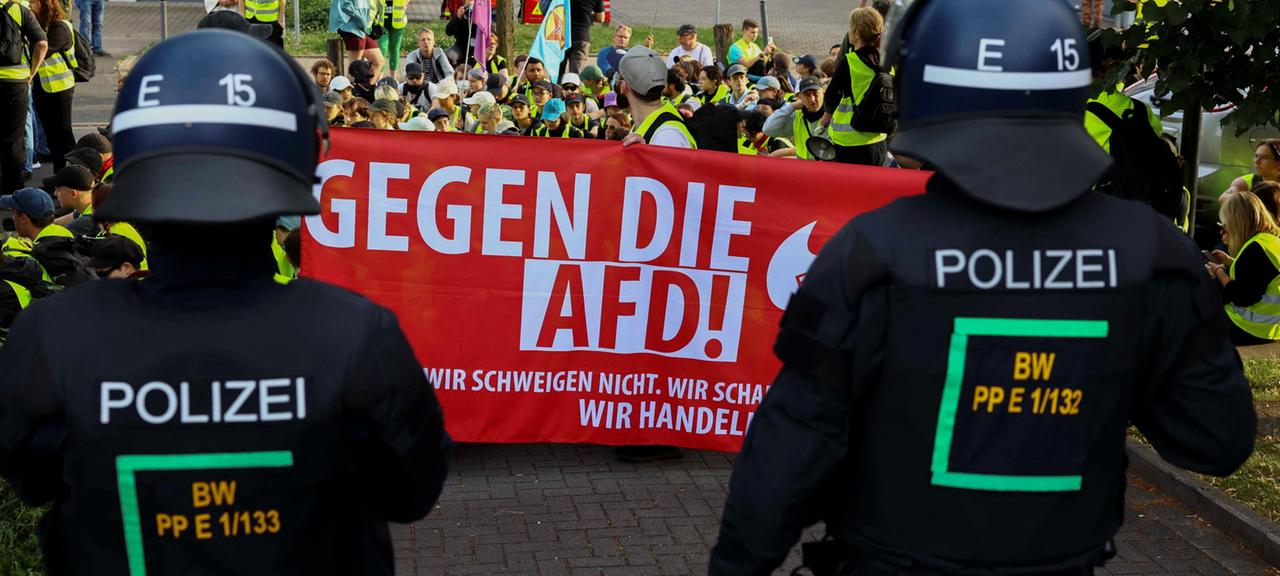 Polizisten bei einer Kundgebung gegen die AfD in Essen