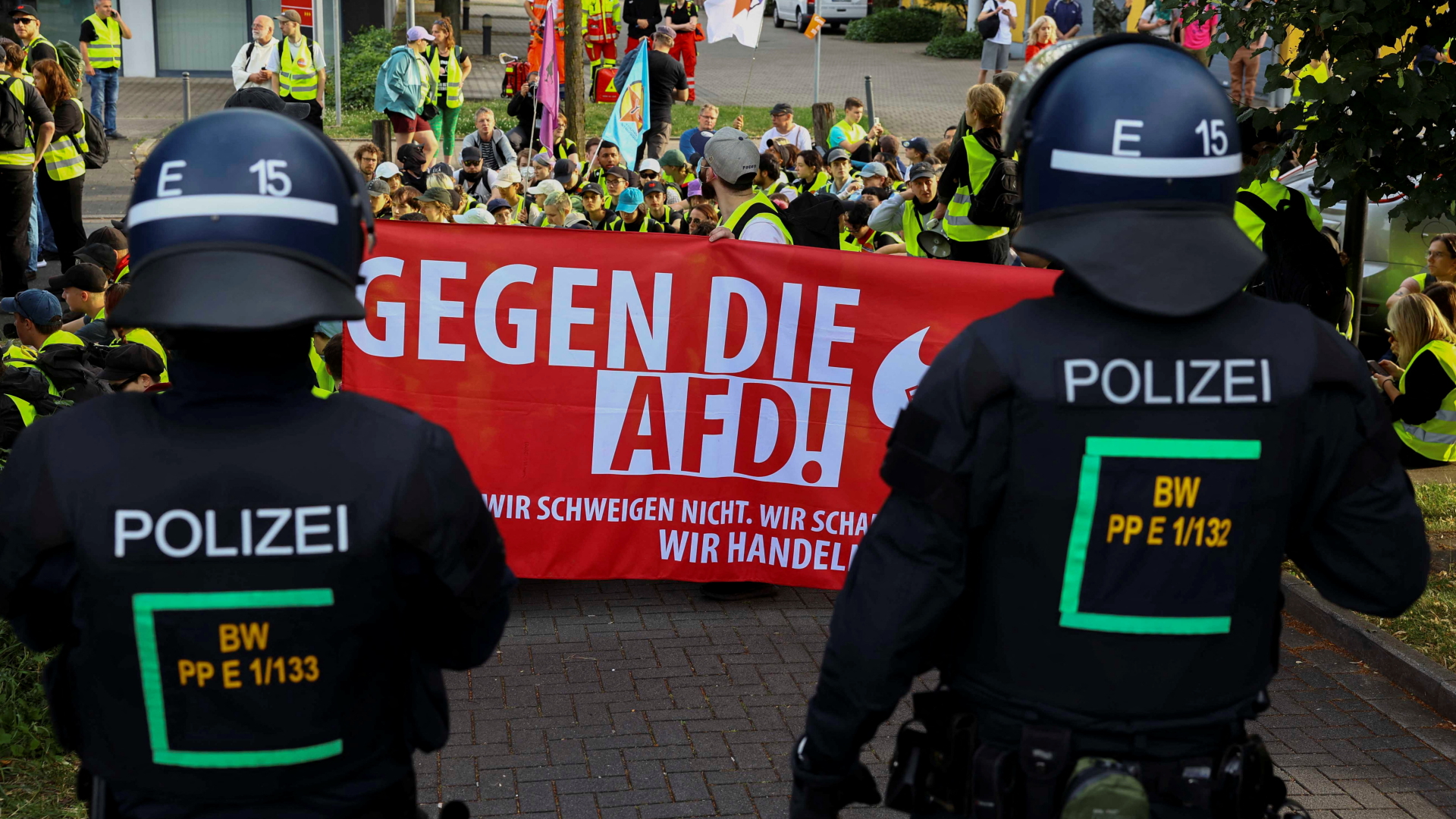 Polizisten bei einer Kundgebung gegen die AfD in Essen