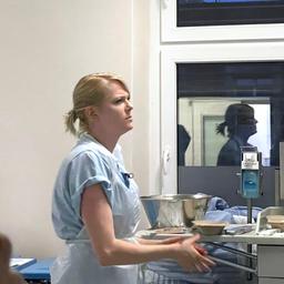 Laura Blind in einem Patientenzimmer auf der Intensivstation