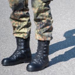 Ein Bundeswehrsoldat wirft in einer Kaserne eine Schatten auf den Boden.