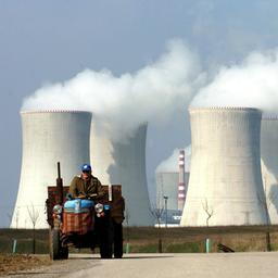 Ein Bauer fährt vor dem Atomkraftwerk Dukovany mit seinem Traktor über ein Feld