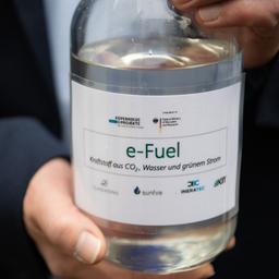 Eine Flasche mit E-Fuel