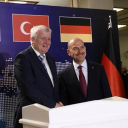 Bundesinnenminister Horst Seehofer schüttelt seinem türkischen Ministerkollegen Süleyman Soylu vor den Beratungen über Flüchtlingspolitik in Ankara die Hand.