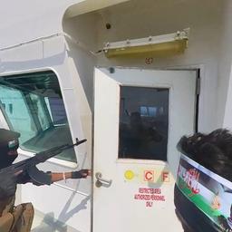 Ein Handout-Foto, das am 21. November 2023 vom Huthi Military Media Center zur Verfügung gestellt wurde, zeigt Huthi-Rebellen an Deck des Frachtschiffs "Galaxy Leader".