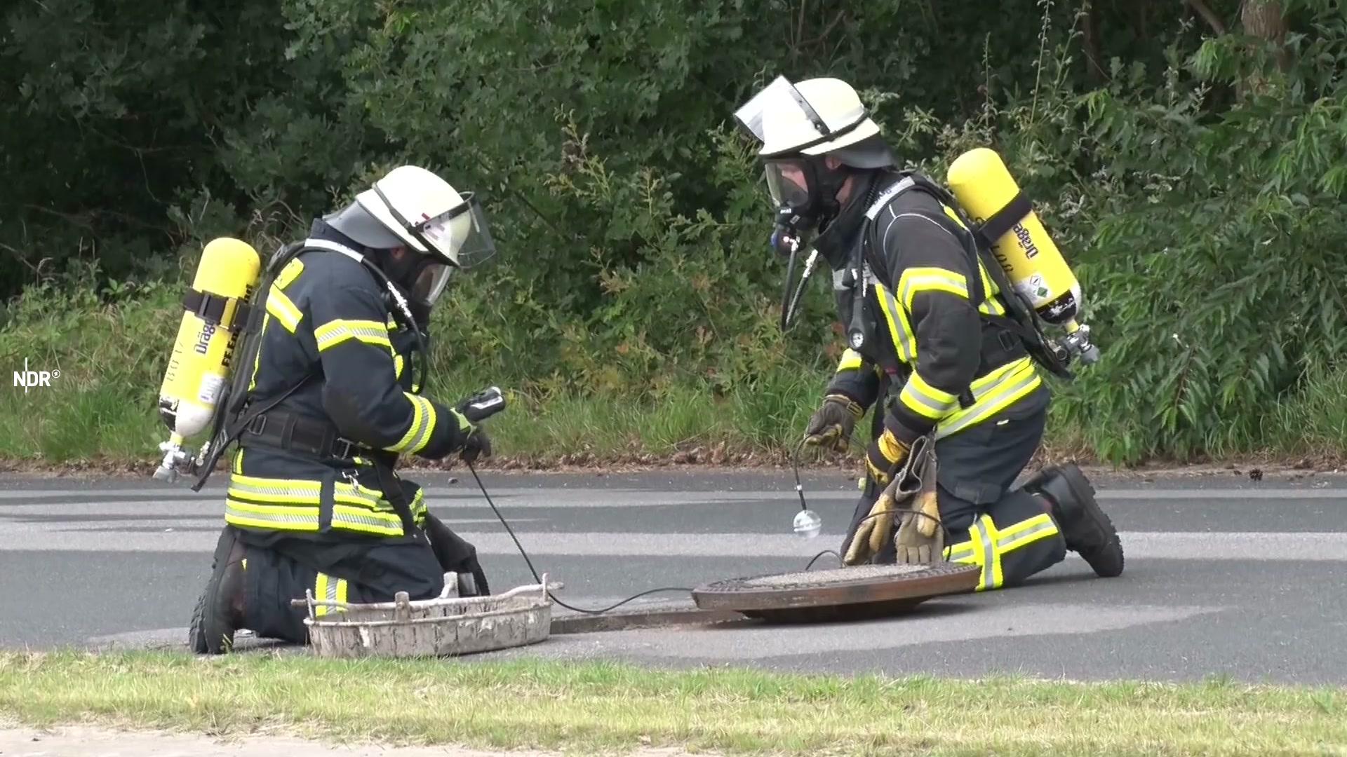 Die Feuerwehr bei einem Gefahrguteinsatz: In Meppen wurde Schwefelwasserstoff festgestellt.