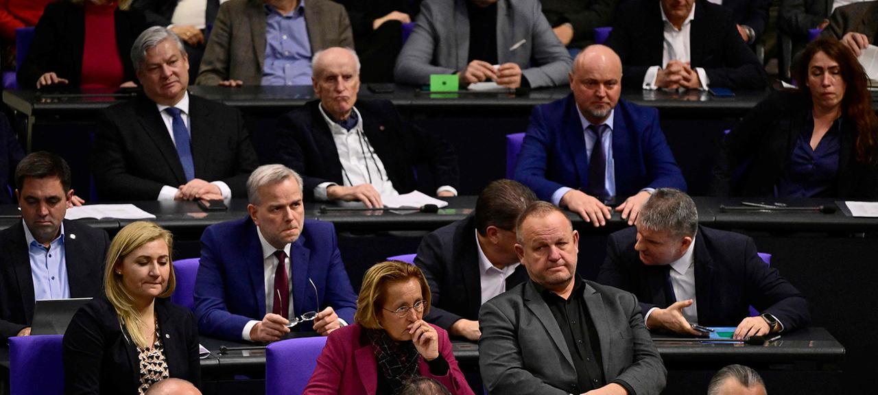 Mitglieder der AfD-Fraktion nehmen im Bundestag an einer Sitzung teil.