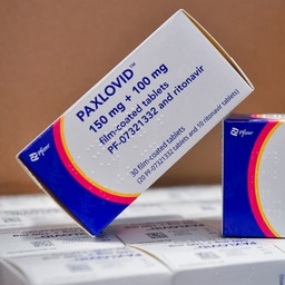 Zwei Schachteln des Corona-Medikaments Paxlovid
