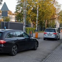 Zwei Autos fahren durch das Tor  vom BGH