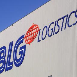 Das Logo der BLG Logistics am Hochregallager in Bremen.