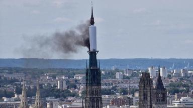 Vom Turm der Kathedrale von Rouen steigt eine Rauchwolke auf.