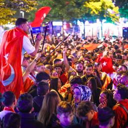 Fans der türkischen Nationalmannschaft feiern den Einzug ins Viertelfinale der EM auf der Hamburger Reeperbahn.