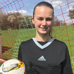 Stine Fiege steht in einem Fußballtor