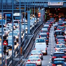 Dichter Verkehr schiebt sich im Berufsverkehr am Morgen in München.