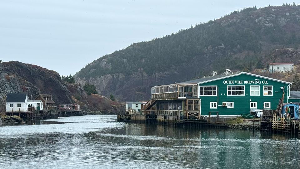 Häuser stehen am Wasser im Fischerdorf Quidi Vidi.