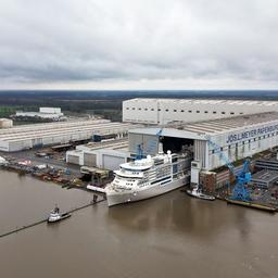 Ein Kreuzfahrtschiff verlässt das überdachte Baudock der Meyer Werft. 