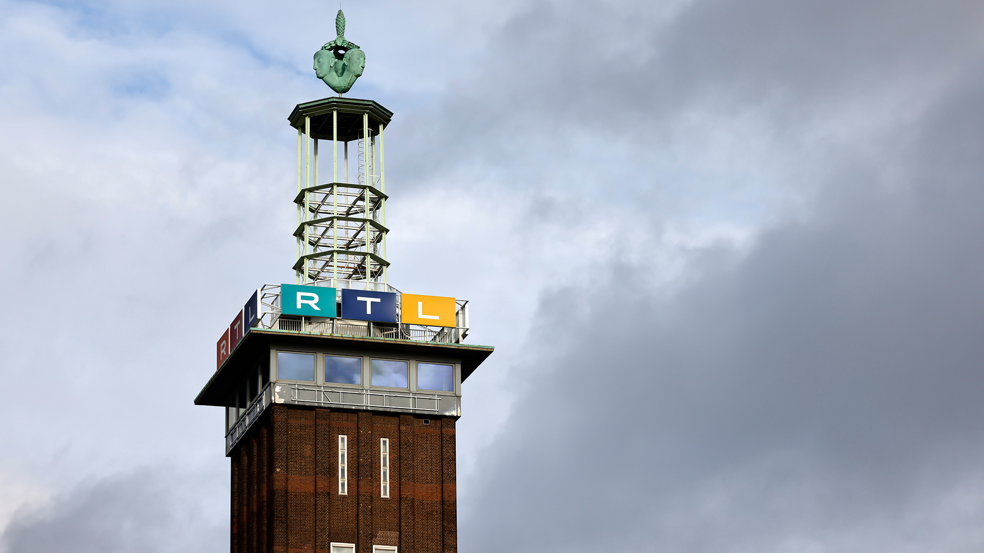 Der Messeturm Köln mit RTL-Logo.