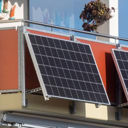 Solarmodule für ein sogenanntes Balkonkraftwerk hängen an einem Balkon in Stralsund.