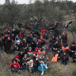 Flüchtlinge warten in der Nähe der türkischen Stadt Ayvacik auf die Weiterreise nach Lesbos