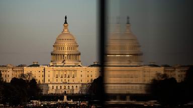 Das Kapitol der Vereinigten Staaten ist vom Sockel des Washington Monuments aus zu sehen, während die Sonne in Washington, D.C. untergeht. 