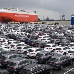 Reihenweise Neuwagen warten auf ihre Verladung am Autoterminal in Bremerhaven.