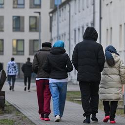 Migranten gehen über das Gelände der Zentralen Erstaufnahmeeinrichtung für Asylbewerber (ZABH) des Landes Brandenburg in Eisenhüttenstadt. 