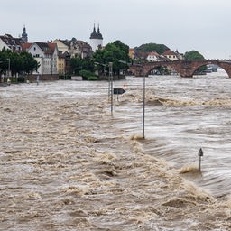 Der Neckar ist auf Höhe der historischen Altstadt von Heidelberg bei massivem Hochwasser über die Ufer getreten.