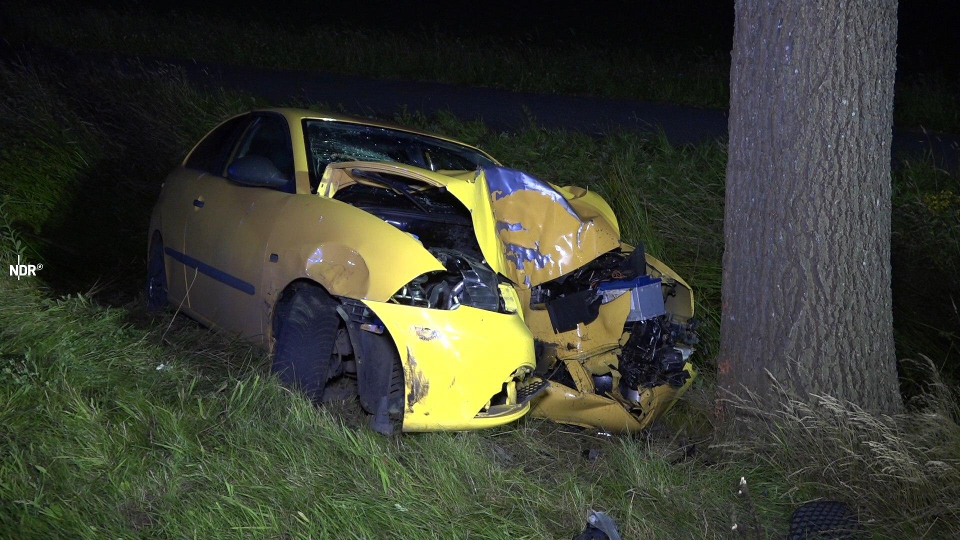 Ein Pkw steht nach einem Unfall vor einem Baum.