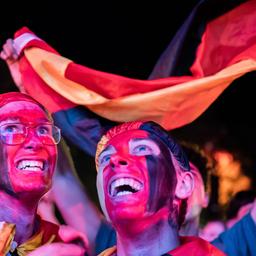 Deutschland-Fans jubeln in der Fanzone während eines Spiels der Fußball-Nationalmannschaft. 