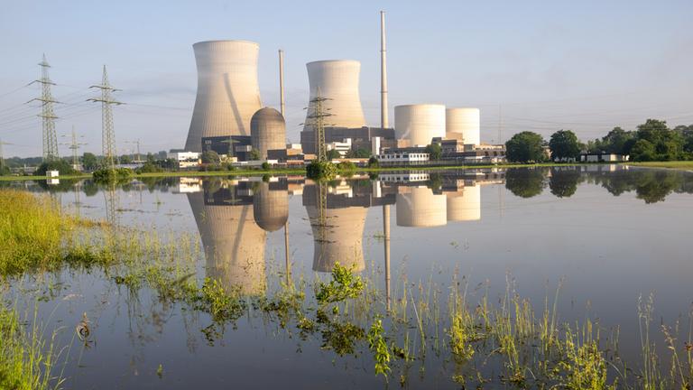 Das stillgelegte Kernkraftwerk Gundremmingen ist hinter einer Überflutungsfläche zu sehen.