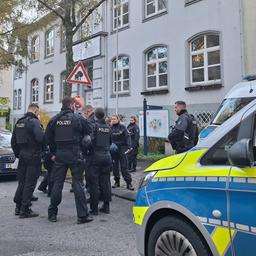 Polizeibeamte sichern eine Schule in Solingen.