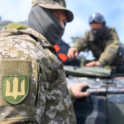 Ukrainische Soldaten arbeiten im Rahmen ihrer Ausbildung an der Panzerkanone eines Kampfpanzers vom Typ "Leopard 1 A5".