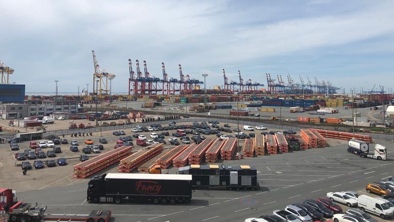 Blick über das Gelände des Containerterminals von Eurogate