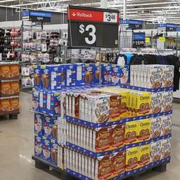 Ein "Rollback"- und ein "Everyday Low Price"-Schild sind in einem Walmart-Markt in Austin, Texas, angebracht.