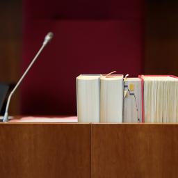 Auf einem Tisch in einem Bonner Gerichtssaal stehen Gesetzestexte.